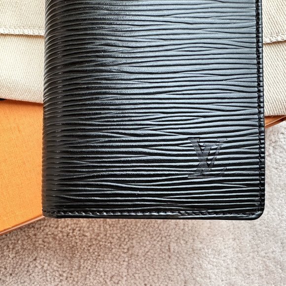 Authentic Louis Vuitton Pocket Agenda Cover in Black Epi Leather - Picture 2 of 10